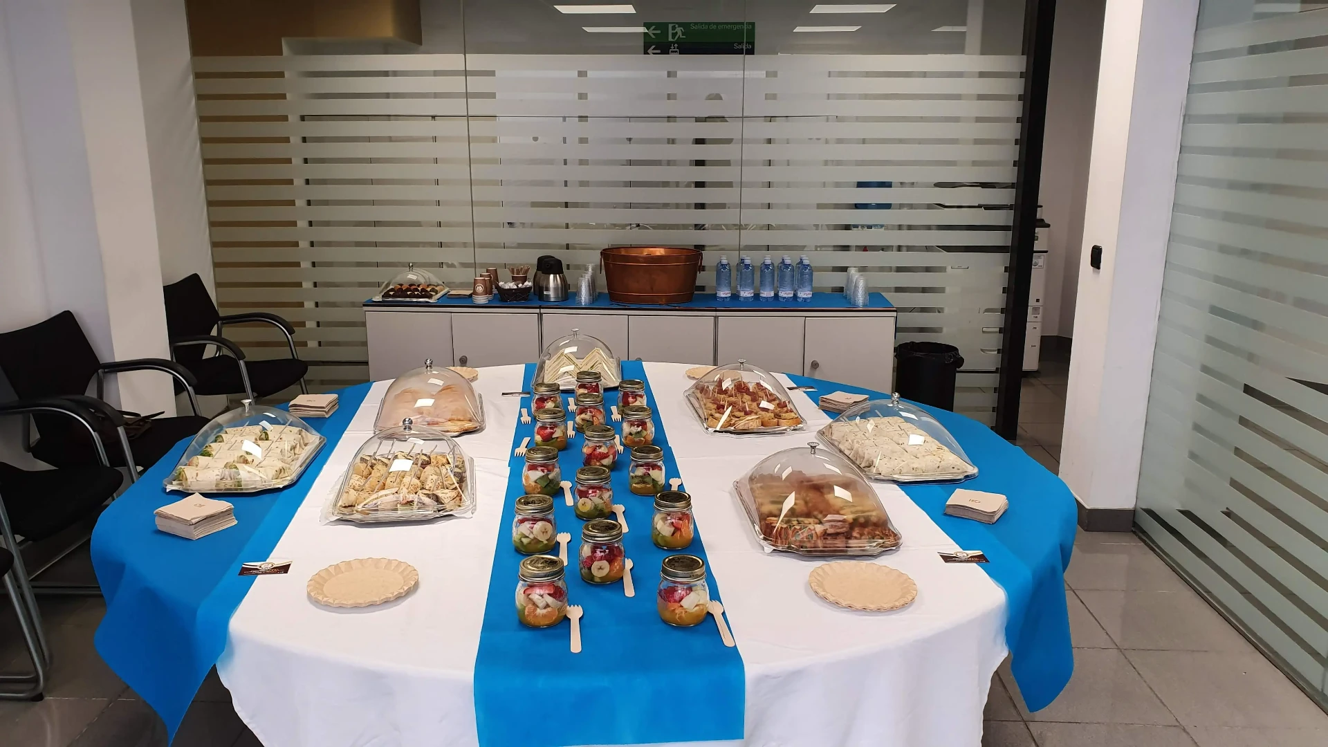 Selección de dulces y pasteles artesanales servidos en un evento