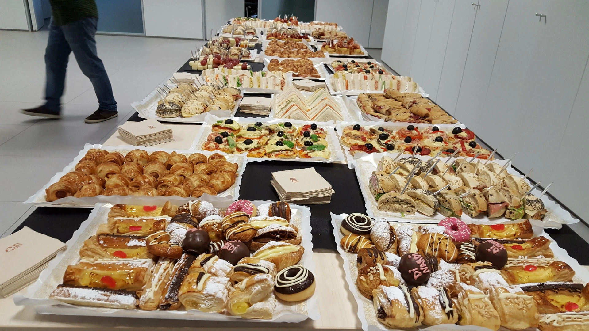 Equipo de di Nardi presentando el servicio de catering para eventos