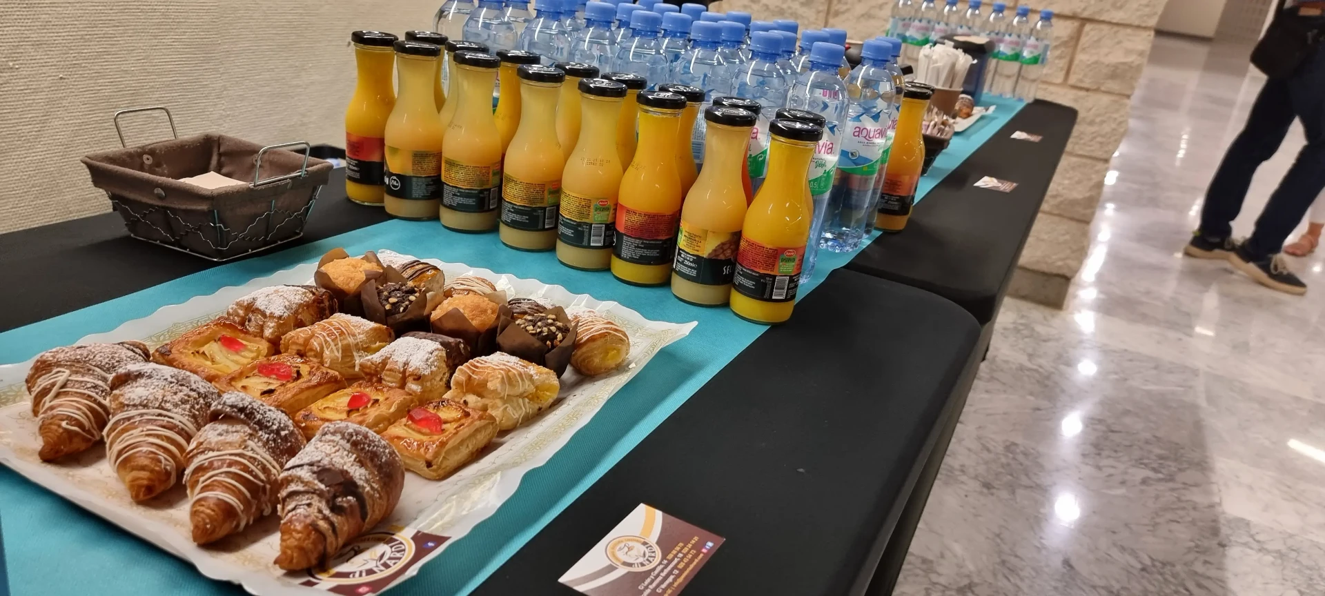Buffet fresco con frutas, ensaladas y panes recién horneados