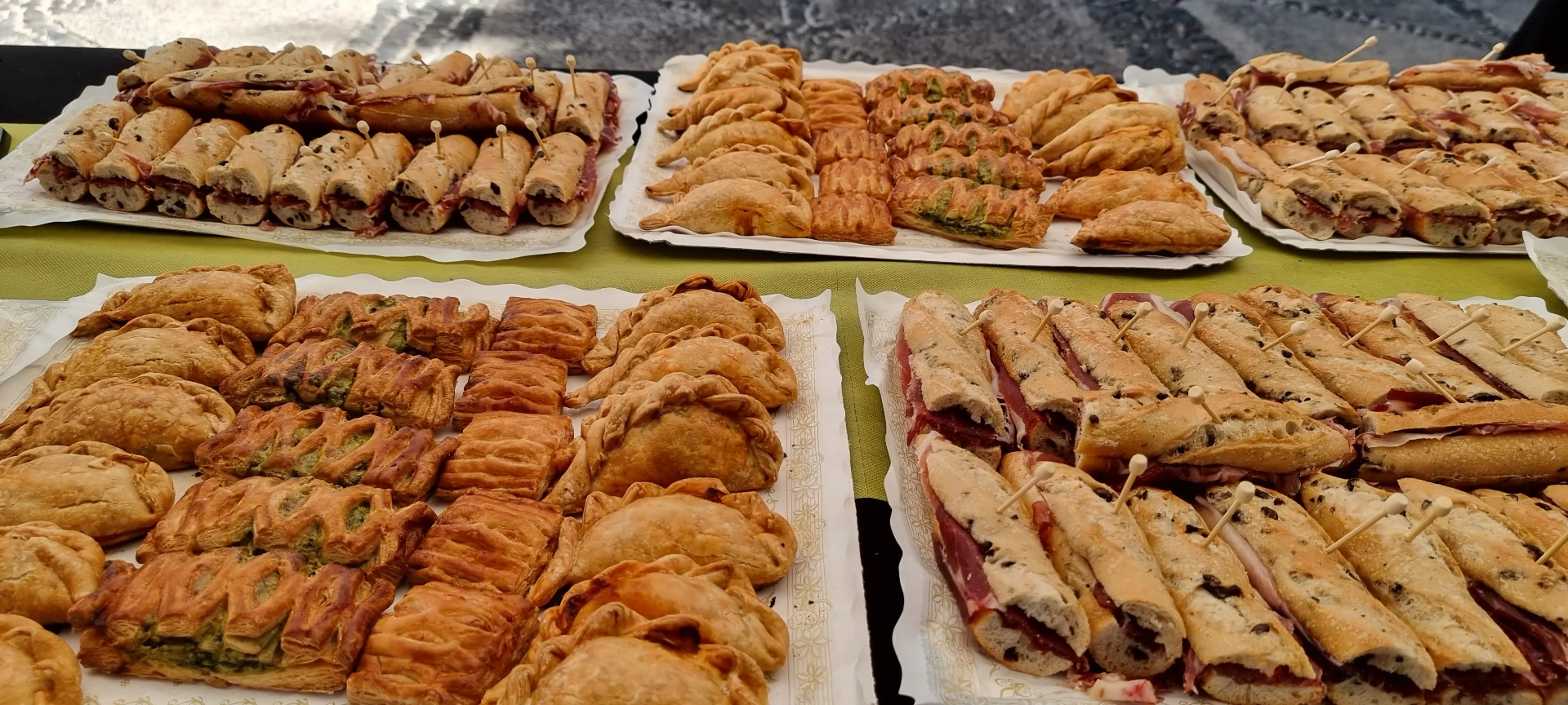 Mesa de coffee break con bollería artesanal y café recién hecho de di Nardi