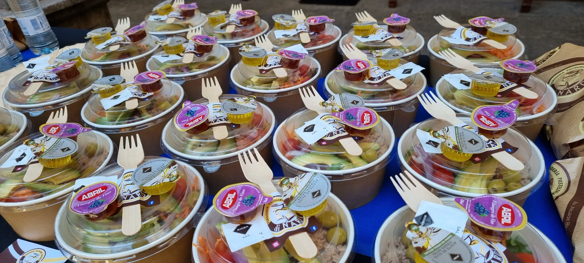 Bandeja de mini sándwiches gourmet preparados para catering corporativo